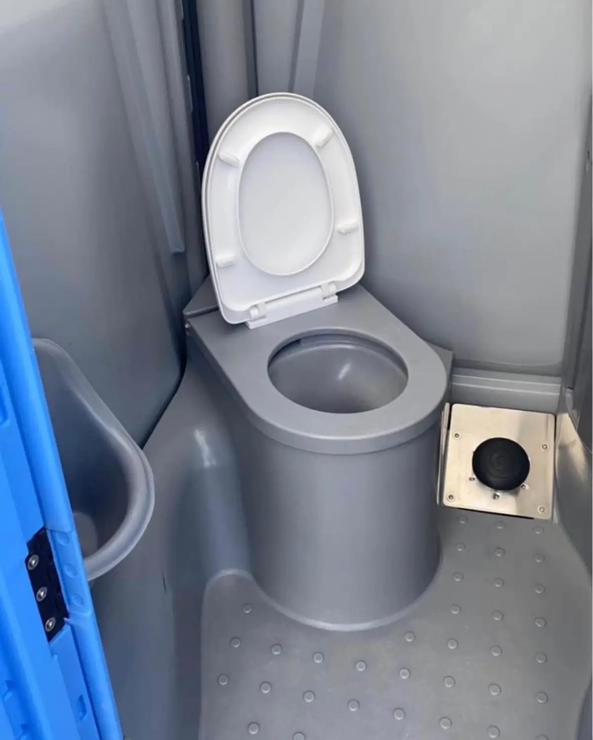 Toilet seat and bowl in a flushing portable toilet